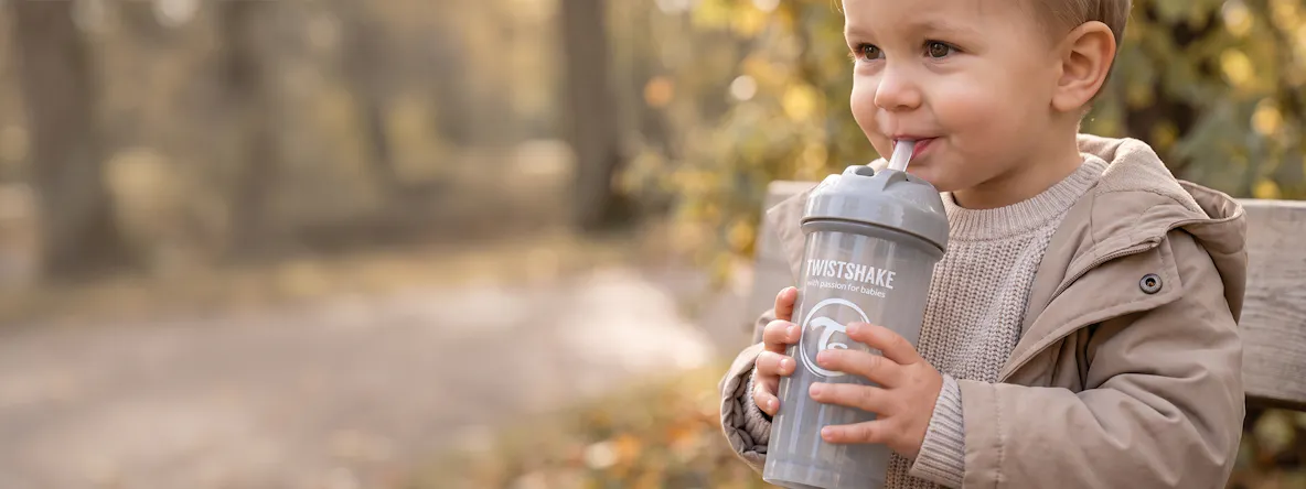 Ni&ntilde;o bebiendo de un vaso TWISTSHAKE